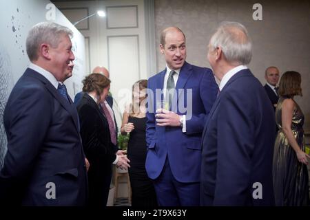 Der Prince of Wales (2. Rechts) spricht mit Gästen wie Tusk Chief Executive Charles Mayhew (rechts) bei den 11. Jährlichen Tusk Conservation Awards im Savoy Hotel, London. Bilddatum: Montag, 27. November 2023. Stockfoto