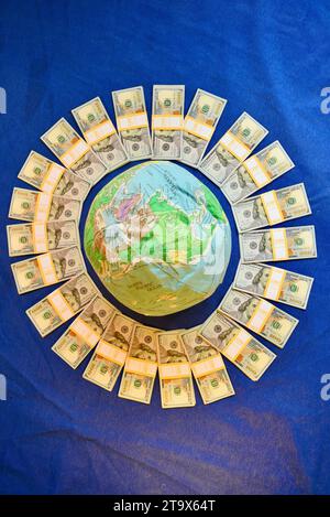 Real $23.000 US-Dollar, in $100 Scheinen Bargeld, organisiert und umwickelt mit $1.000 Bankbändern, Money Makes the World Go Round, Browntown WI, USA Stockfoto