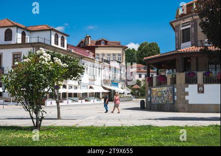 Ponte de Lima, Portugal - 29. Juni 2023: Menschen, die im Stadtzentrum von Ponte de Lima, Nordportugal, Blick auf die Geschäfte, Cafés, selektiver Fokus Stockfoto