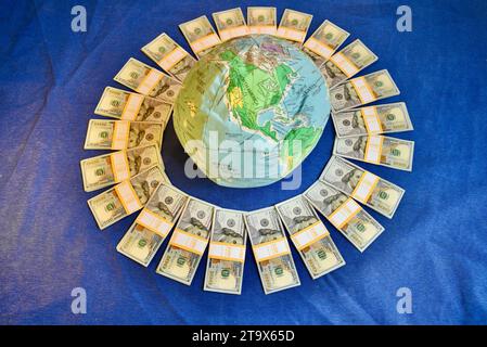 Real $23.000 US-Dollar, in $100 Scheinen Bargeld, organisiert und umwickelt mit $1.000 Bankbändern, Money Makes the World Go Round, Browntown WI, USA Stockfoto