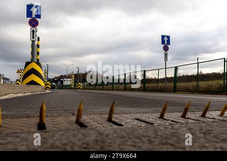 Der Grenzübergang in Medyka ist ruhig, da polnische Bauern am 27. November 2023 in Medyka streiken und den Lkw-Transport blockieren – Grenzübergang zwischen Polen und der Ukraine. Die Union verlangt eine Neuverhandlung der Verkehrsabkommen zwischen der Ukraine und der Europäischen Union. Medyka ist die vierte Stätte. Die Demonstranten erlauben nur 4 Nutzfahrzeuge pro Stunde, ohne humanitäre und militärische Hilfe sowie Treibstoff und Nahrungsmittel. Der Streik begann am 6. November. Ukrainische Lkw-Fahrer sagen, sie warten mehr als 10 Tage in der Warteschlange. Stockfoto