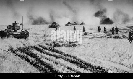 Deutsche Panzer in den ukrainischen Weizenfeldern während der deutschen Invasion während des Zweiten Weltkrieges von Russland vom 18. Bis 28. August 1941. Währenddessen zog sich die russische Armee über den Fluss Dnieper zurück. Stockfoto