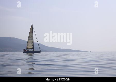 Bodrum, Türkei. 07. Oktober 2023: Segelboote segeln bei windigem Wetter im blauen Wasser der Ägäis, an den Ufern des berühmten Urlaubsziels Stockfoto