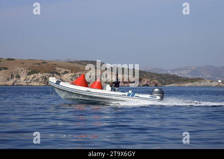 Bodrum, Türkei. 07. Oktober 2023: Die für Bootsrennen zuständigen Richter gehen schnell mit dem Boot zu ihren Posten. Stockfoto