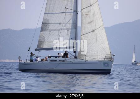 Bodrum, Türkei. 07. Oktober 2023: Segelboote segeln bei windigem Wetter im blauen Wasser der Ägäis, an den Ufern des berühmten Urlaubsziels Stockfoto