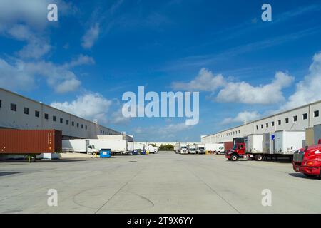 Vertriebslager mit Lieferwagen, die auf Laderampen geparkt sind, Miami, Florida, USA Stockfoto