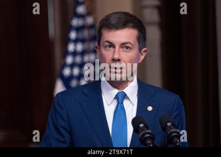 Der US-Verkehrsminister Pete Buttigieg kommentiert am 27. November 2023 im Indian Treaty Room in Washington, DC, Maßnahmen der Biden-Administration zur Stärkung der Lieferketten. Copyright: XChrisxKleponisx/xCNPx/MediaPunchx Credit: Imago/Alamy Live News Stockfoto