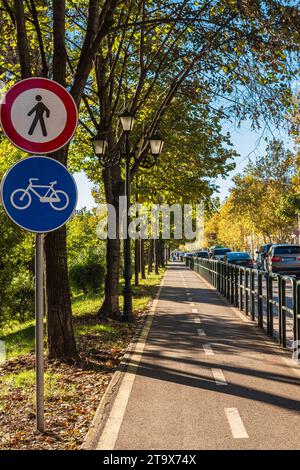 Sport öffentliche Fahrrad- und Fußgängerwege oder Fahrwege neben der Straße Fahrradweg, Radweg Schild im Sommer Green Park. Das Konzept der Ruhe und Entspannung, exe Stockfoto