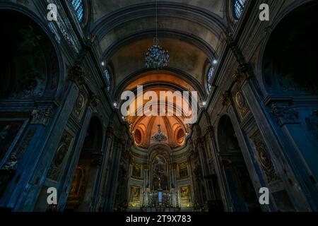 Nizza, Frankreich - 26. Juli 2022: Altar und Presbyterium der Eglise Saint Francois de Paule Kirche des Franziskus von Paola in der historischen Vieille Ville Altstadt. Stockfoto