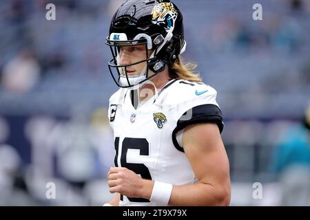 Houston, Texas, USA. November 2023. Der Quarterback der Jacksonville Jaguars Trevor Lawrence (16) war vor dem Spiel zwischen den Houston Texans und den Jacksonville Jaguars im NRG Stadium in Houston, Texas am 26. November 2023. (Kreditbild: © Erik Williams/ZUMA Press Wire) NUR REDAKTIONELLE VERWENDUNG! Nicht für kommerzielle ZWECKE! Stockfoto