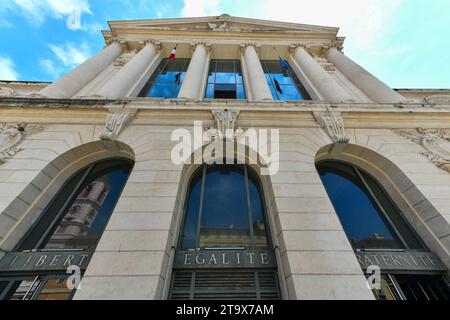 Das historische Palais de Justice in Nizza in Frankreich. Mit den Worten Freiheit, Gleichberechtigung, Bruderschaft. Stockfoto