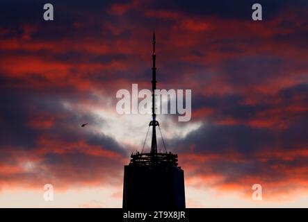 New York, Usa. November 2023. Die Sonne geht am Montag, 27. November 2023, hinter dem One World Trade Center und der Skyline von Manhattan in New York City unter. Foto: John Angelillo/UPI Credit: UPI/Alamy Live News Stockfoto