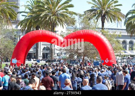 San Francisco, KALIFORNIEN - 28. September 2023: Hunderte von Menschen nehmen am American Heart Association Heart Walk Teil. Spenden sammeln, um Leben zu retten, von den USA n Stockfoto