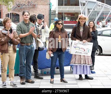 Berkeley, KALIFORNIEN - 30. September 2023: Teilnehmer hören Redner auf einer Transit Rally vor der BART-Station Downtown Berkeley. Organisiert nach Telegraph Stockfoto