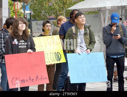 Berkeley, KALIFORNIEN - 30. September 2023: Teilnehmer hören Redner auf einer Transit Rally vor der BART-Station Downtown Berkeley. Organisiert nach Telegraph Stockfoto