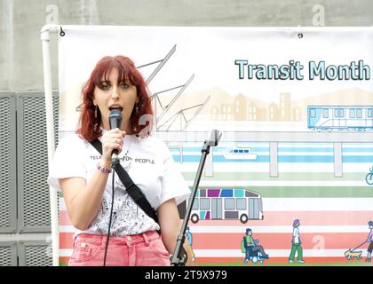 Berkeley, KALIFORNIEN - 30. September 2023: Telegraph for People President Linsy Damashek spricht bei einer Transit Rally vor der BART-Station in Downtown Berkeley. Stockfoto