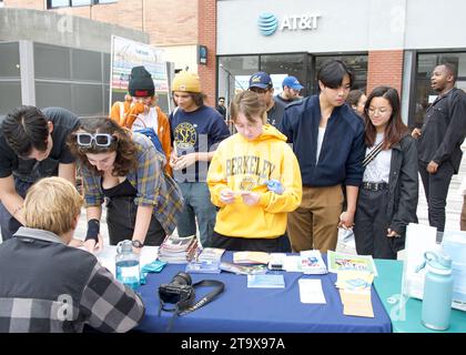 Berkeley, KALIFORNIEN - 30. September 2023: Telegraph for People Volunteers man Information Tische bei einer Transit Rally vor der BART-Station Downtown Berkeley. Stockfoto