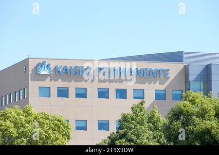 San Leandro, CA - 5. Oktober 2023: Schild KAISER PERMANENTE an der Seite des San Leandro Kaiser Hospital and Medical Center. Stockfoto