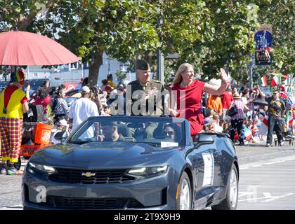 San Francisco, KALIFORNIEN - 8. Oktober 2023: BGeneral Jason Woodworth und seine Frau bei der 155. Jährlichen Italienischen Heritage Parade. Stockfoto