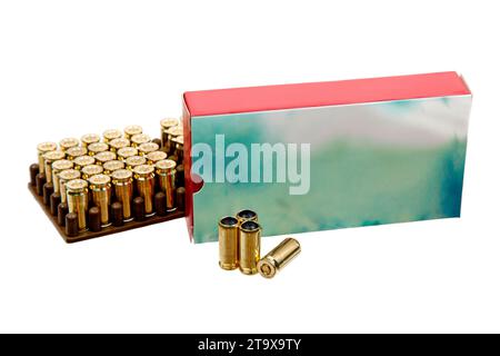 Patronen mit Gummikugeln. Munition für eine traumatische Pistole. Nichttödliche Waffen. Isolieren auf weißem Hintergrund. Stockfoto