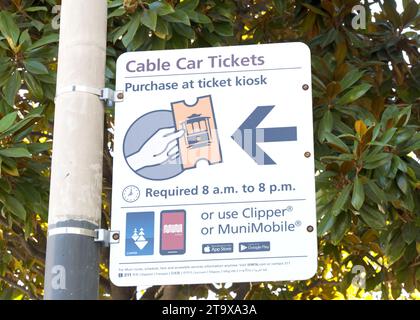 San Francisco, CA - 8. Oktober 2023: Cable Car Ticketschild. San Franciscos Cable Cars sind symbolisch für den Charme und den unverwechselbaren Geschmack der Stadt. Stockfoto