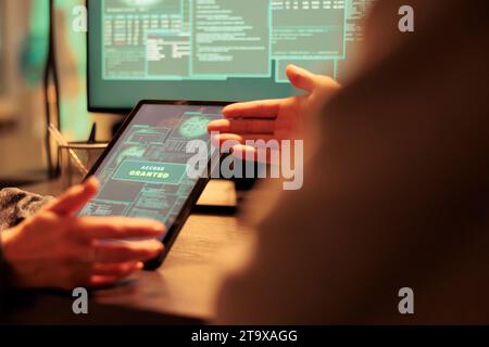 Zugriffsberechtigte Nachricht auf einem digitalen Tablet, erfolgreiches Datenbank-Hacking, kriminelles Knacken von Passwörtern. Cyberangriffe, Internetdiebe stehlen elektronische Informationen mit schädlicher Software Stockfoto