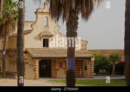 Die Kapelle im Castillo de Santa Catalina in Cadiz, Spanien. Die pentagon-förmige Burg wurde gebaut, nachdem die Engländer 1596 die Stadt geplündert hatten, um die Bucht von Cadiz zu bewachen. Stockfoto