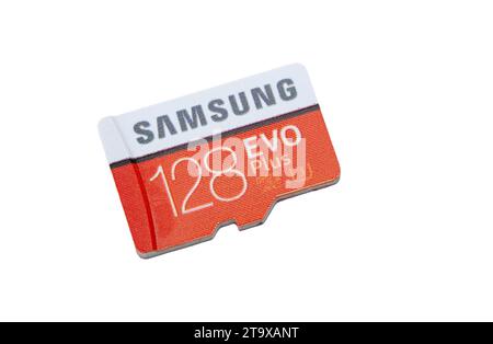 Samsung 128 GB EVO Plus Hochgeschwindigkeitsklasse microSD-Kartenobjektmakro, extreme Nahaufnahme, isoliert auf weißem Hintergrund, ausgeschnitten, niemand. Kleine Datenspeicherung Stockfoto