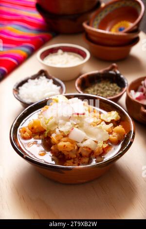 Pozole. Traditionelle mexikanische Suppe sehr beliebt in mexiko und den Nachbarländern. Hergestellt aus Kakahuazintle-Mais mit Fleisch und anderen Zutaten abhängig Stockfoto