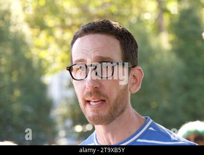 San Francisco, KALIFORNIEN - 23. Oktober 2023: Senator Scott Wiener spricht bei seinem Halloween Pumpkin Carving Event im Noe Courts Park. Stockfoto