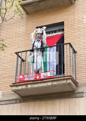 Schaufensterpuppe und Flagge auf dem Balkon als Protest gegen Angriffe auf Palästina Stockfoto