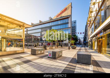 STOCKHOLM, SCHWEDEN - 11. JUNI 2022: Stadttheater Stockholm und Stadtkunstzentrum, Schwedisch: Kulturhuset Stadsteatern, riesiges Glasgebäude auf dem Hauptplatz in Stockholm, Schweden Stockfoto