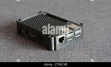 Raspberry Pi Kleinformat-Computer in einem 3D-gedruckten Schutzgehäuse Objektabnahme, niemand. Konzept für Einplatinencomputer und 3D-gedrucktes Zubehör, Stockfoto