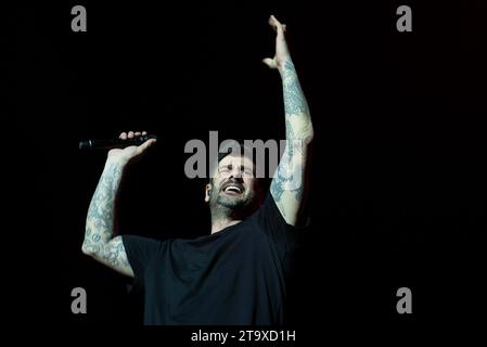 Madrid, Spanien. November 2023. Der spanische Sänger Melendi tritt während des Konzerts im Wizcenter in Madrid auf, 27. November 2023 Spanien (Foto: Oscar Gonzalez/SIPA USA) (Foto: Oscar Gonzalez/SIPA USA) Credit: SIPA USA/Alamy Live News Stockfoto