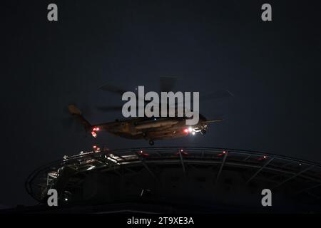 Tel Aviv, Israel. November 2023. Ein Helikopter der israelischen Luftwaffe mit Geiseln, die von Hamas-Militanten freigelassen wurden, landet im Krankenhaus Tel Aviv. Quelle: Ilia Yefimovich/dpa/Alamy Live News Stockfoto