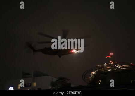 Tel Aviv, Israel. November 2023. Ein Helikopter der israelischen Luftwaffe mit Geiseln, die von Hamas-Militanten freigelassen wurden, landet im Krankenhaus Tel Aviv. Quelle: Ilia Yefimovich/dpa/Alamy Live News Stockfoto