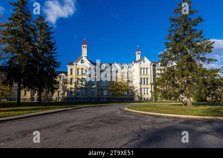 The Village - Grand Traverse Commons ist ein ehemaliges Sanatorium für psychische Erkrankungen, das 1885 unter der Leitung von James D. Munson erbaut wurde. Grand Traverse Commons ist eine Umgestaltung historischer Gebäude, die früher als Traverse City State Hospital und früher als Northern Michigan Asylum bekannt waren. Traverse City, Usa Stockfoto