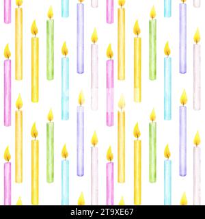 Farbenfrohe brennende Kerzen mit nahtlosem Muster. Pastellfarben in Regenbogenfarben. Happy birthday Sketch. Handgezeichnete Aquarellillustration isolierter Hintergrund Stockfoto