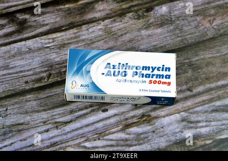 Kairo, Ägypten, 15. Oktober 2023: Azithromycin 500 mg Tabletten von AUG Pharma, ein Breitspektrum-Makrolid-Antibiotikum mit langer Halbwertszeit und hohem Grad Stockfoto