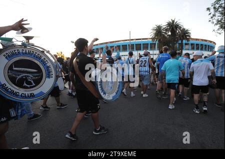 Avellaneda, Argentinien. November 2023. Racing Club Fans kamen ins Stadion für das Spiel zwischen Racing Club und Belgrano (CBA.). Quelle: Workphotoagencia/Alamy Live News Stockfoto