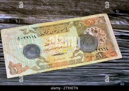 Katar Geld, Geldhintergrund alter Münzen und Banknoten von Riyals verschiedener Epochen, alte Vintage Retro Katar Geldmünzen und Scheine, Wechselkurs, ec Stockfoto