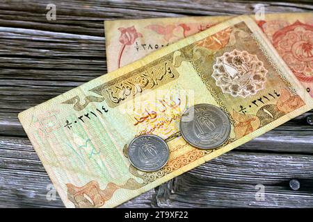 Katar Geld, Geldhintergrund alter Münzen und Banknoten von Riyals verschiedener Epochen, alte Vintage Retro Katar Geldmünzen und Scheine, Wechselkurs, ec Stockfoto