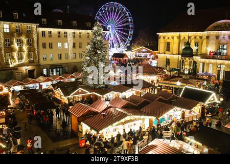 Eröffnung vom Weihnachtsmarkt 2023 auf dem Alten Markt in Magdeburg Sachsen Anhalt. Jeder Glühweinstand ist frei bei seiner Preisgestaltung. Der Preis für den Standardglühwein liegt aber bei 3, 50 Euro, heisst es aus der Händlerschaft. Damit sind die Glühweinpreise seit 2019 stabil. Hier sorgen Händler und Gastronomen in ca. 140 Hütten für Gaumen- und Vorfreude und es bleiben kaum Wünsche offen: Es gibt weihnachtliche Holzkunst aus dem Erzgebirge über Weihnachtsschmuck aus Rothenburg ob der Tauber, handgehäkelten Tischdecken aus Thüringen oder erlesene Spirituosen aus dem Schwarzwald. Neu sind Stockfoto