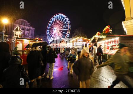 Eröffnung vom Weihnachtsmarkt 2023 auf dem Alten Markt in Magdeburg Sachsen Anhalt. Jeder Glühweinstand ist frei bei seiner Preisgestaltung. Der Preis für den Standardglühwein liegt aber bei 3, 50 Euro, heisst es aus der Händlerschaft. Damit sind die Glühweinpreise seit 2019 stabil. Hier sorgen Händler und Gastronomen in ca. 140 Hütten für Gaumen- und Vorfreude und es bleiben kaum Wünsche offen: Es gibt weihnachtliche Holzkunst aus dem Erzgebirge über Weihnachtsschmuck aus Rothenburg ob der Tauber, handgehäkelten Tischdecken aus Thüringen oder erlesene Spirituosen aus dem Schwarzwald. Neu sind Stockfoto