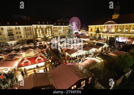 Eröffnung vom Weihnachtsmarkt 2023 auf dem Alten Markt in Magdeburg Sachsen Anhalt. Jeder Glühweinstand ist frei bei seiner Preisgestaltung. Der Preis für den Standardglühwein liegt aber bei 3, 50 Euro, heisst es aus der Händlerschaft. Damit sind die Glühweinpreise seit 2019 stabil. Hier sorgen Händler und Gastronomen in ca. 140 Hütten für Gaumen- und Vorfreude und es bleiben kaum Wünsche offen: Es gibt weihnachtliche Holzkunst aus dem Erzgebirge über Weihnachtsschmuck aus Rothenburg ob der Tauber, handgehäkelten Tischdecken aus Thüringen oder erlesene Spirituosen aus dem Schwarzwald. Neu sind Stockfoto