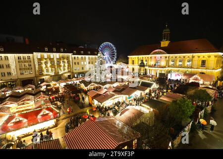 Eröffnung vom Weihnachtsmarkt 2023 auf dem Alten Markt in Magdeburg Sachsen Anhalt. Jeder Glühweinstand ist frei bei seiner Preisgestaltung. Der Preis für den Standardglühwein liegt aber bei 3, 50 Euro, heisst es aus der Händlerschaft. Damit sind die Glühweinpreise seit 2019 stabil. Hier sorgen Händler und Gastronomen in ca. 140 Hütten für Gaumen- und Vorfreude und es bleiben kaum Wünsche offen: Es gibt weihnachtliche Holzkunst aus dem Erzgebirge über Weihnachtsschmuck aus Rothenburg ob der Tauber, handgehäkelten Tischdecken aus Thüringen oder erlesene Spirituosen aus dem Schwarzwald. Neu sind Stockfoto