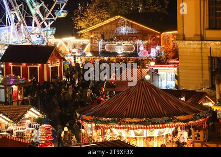 Eröffnung vom Weihnachtsmarkt 2023 auf dem Alten Markt in Magdeburg Sachsen Anhalt. Jeder Glühweinstand ist frei bei seiner Preisgestaltung. Der Preis für den Standardglühwein liegt aber bei 3, 50 Euro, heisst es aus der Händlerschaft. Damit sind die Glühweinpreise seit 2019 stabil. Hier sorgen Händler und Gastronomen in ca. 140 Hütten für Gaumen- und Vorfreude und es bleiben kaum Wünsche offen: Es gibt weihnachtliche Holzkunst aus dem Erzgebirge über Weihnachtsschmuck aus Rothenburg ob der Tauber, handgehäkelten Tischdecken aus Thüringen oder erlesene Spirituosen aus dem Schwarzwald. Neu sind Stockfoto