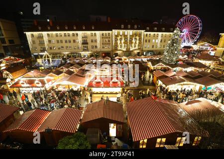 Eröffnung vom Weihnachtsmarkt 2023 auf dem Alten Markt in Magdeburg Sachsen Anhalt. Jeder Glühweinstand ist frei bei seiner Preisgestaltung. Der Preis für den Standardglühwein liegt aber bei 3, 50 Euro, heisst es aus der Händlerschaft. Damit sind die Glühweinpreise seit 2019 stabil. Hier sorgen Händler und Gastronomen in ca. 140 Hütten für Gaumen- und Vorfreude und es bleiben kaum Wünsche offen: Es gibt weihnachtliche Holzkunst aus dem Erzgebirge über Weihnachtsschmuck aus Rothenburg ob der Tauber, handgehäkelten Tischdecken aus Thüringen oder erlesene Spirituosen aus dem Schwarzwald. Neu sind Stockfoto