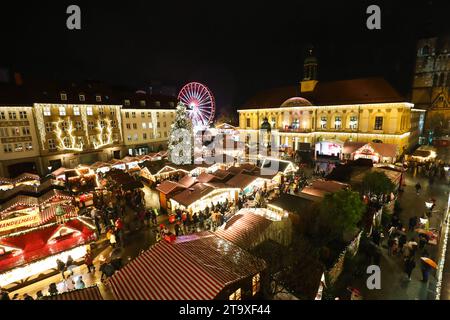 Eröffnung vom Weihnachtsmarkt 2023 auf dem Alten Markt in Magdeburg Sachsen Anhalt. Jeder Glühweinstand ist frei bei seiner Preisgestaltung. Der Preis für den Standardglühwein liegt aber bei 3, 50 Euro, heisst es aus der Händlerschaft. Damit sind die Glühweinpreise seit 2019 stabil. Hier sorgen Händler und Gastronomen in ca. 140 Hütten für Gaumen- und Vorfreude und es bleiben kaum Wünsche offen: Es gibt weihnachtliche Holzkunst aus dem Erzgebirge über Weihnachtsschmuck aus Rothenburg ob der Tauber, handgehäkelten Tischdecken aus Thüringen oder erlesene Spirituosen aus dem Schwarzwald. Neu sind Stockfoto