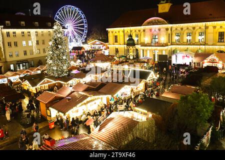 Eröffnung vom Weihnachtsmarkt 2023 auf dem Alten Markt in Magdeburg Sachsen Anhalt. Jeder Glühweinstand ist frei bei seiner Preisgestaltung. Der Preis für den Standardglühwein liegt aber bei 3, 50 Euro, heisst es aus der Händlerschaft. Damit sind die Glühweinpreise seit 2019 stabil. Hier sorgen Händler und Gastronomen in ca. 140 Hütten für Gaumen- und Vorfreude und es bleiben kaum Wünsche offen: Es gibt weihnachtliche Holzkunst aus dem Erzgebirge über Weihnachtsschmuck aus Rothenburg ob der Tauber, handgehäkelten Tischdecken aus Thüringen oder erlesene Spirituosen aus dem Schwarzwald. Neu sind Stockfoto